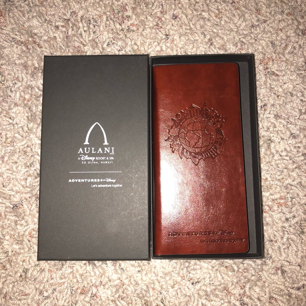 D23 Expo Exclusive Aulani Travel Wallet